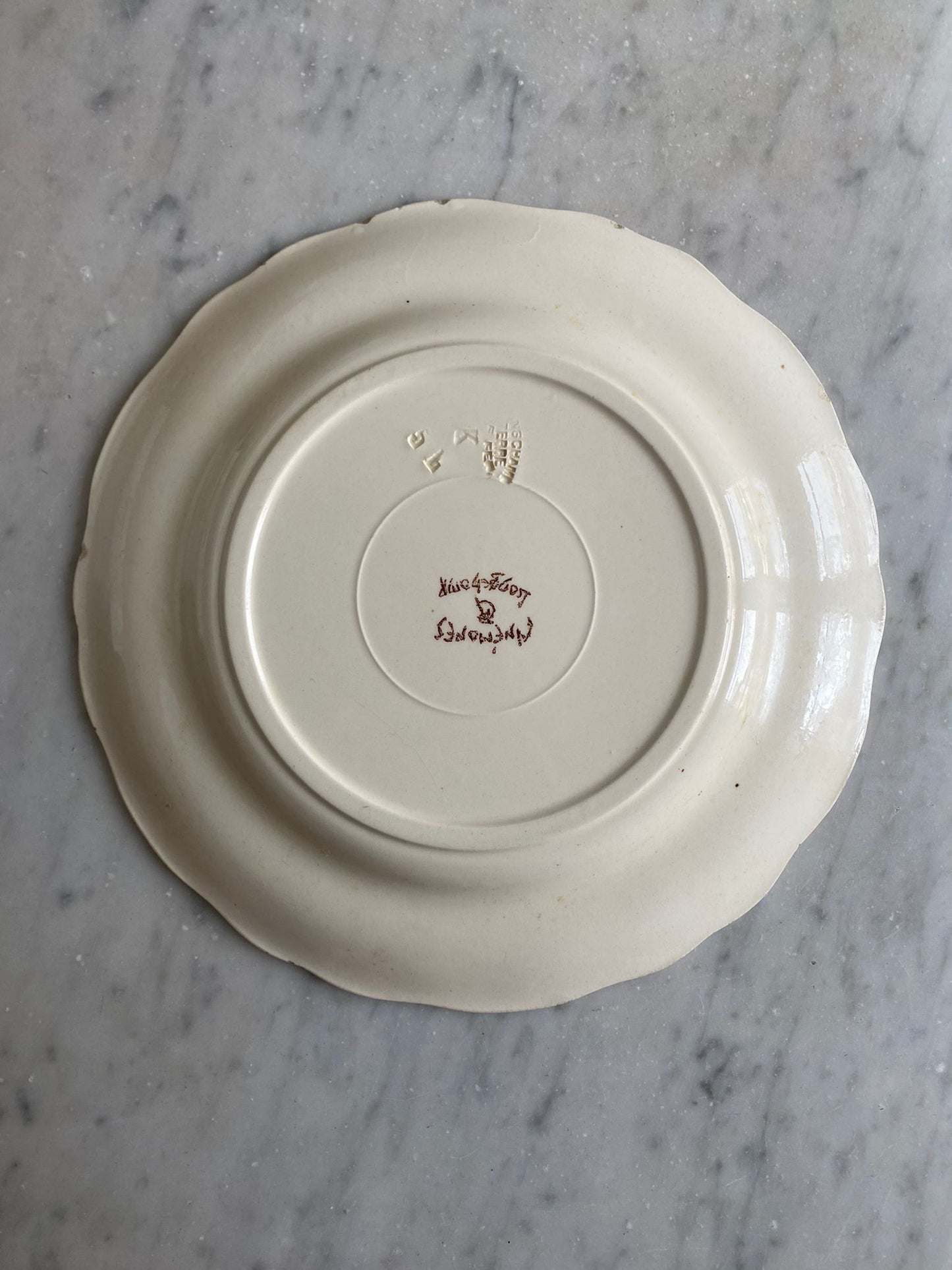 Assiette plate en terre de fer polychrome de Longchamp