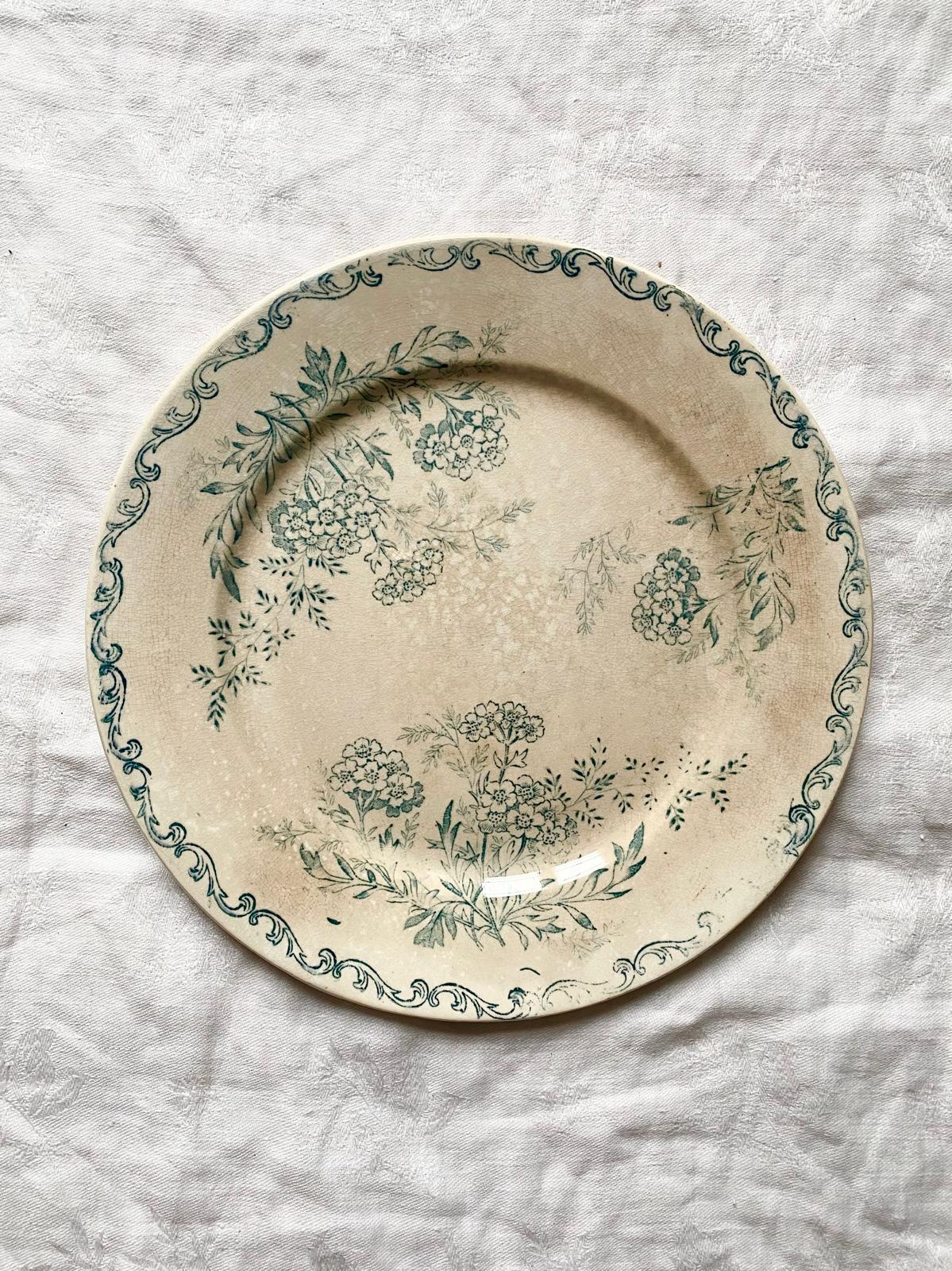 Assiette à dessert en terre de fer bleue modèle Eglantine