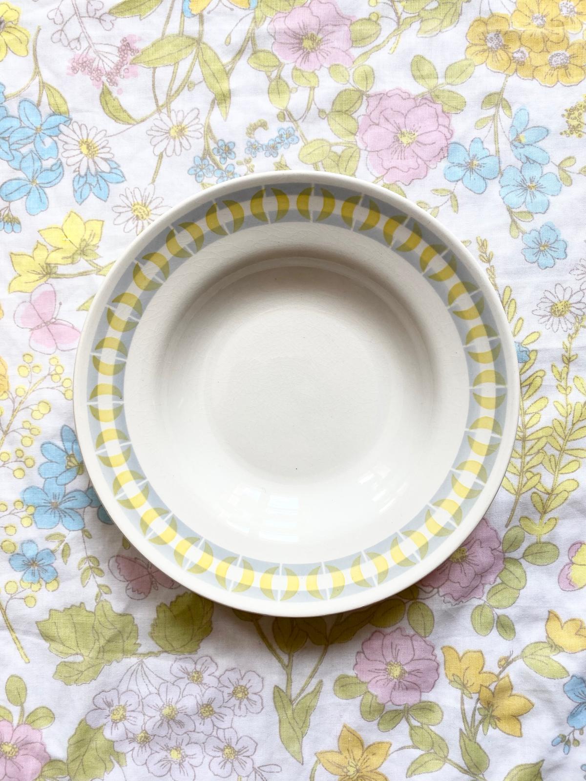 Assiette creuse jaune et grise Badonviller