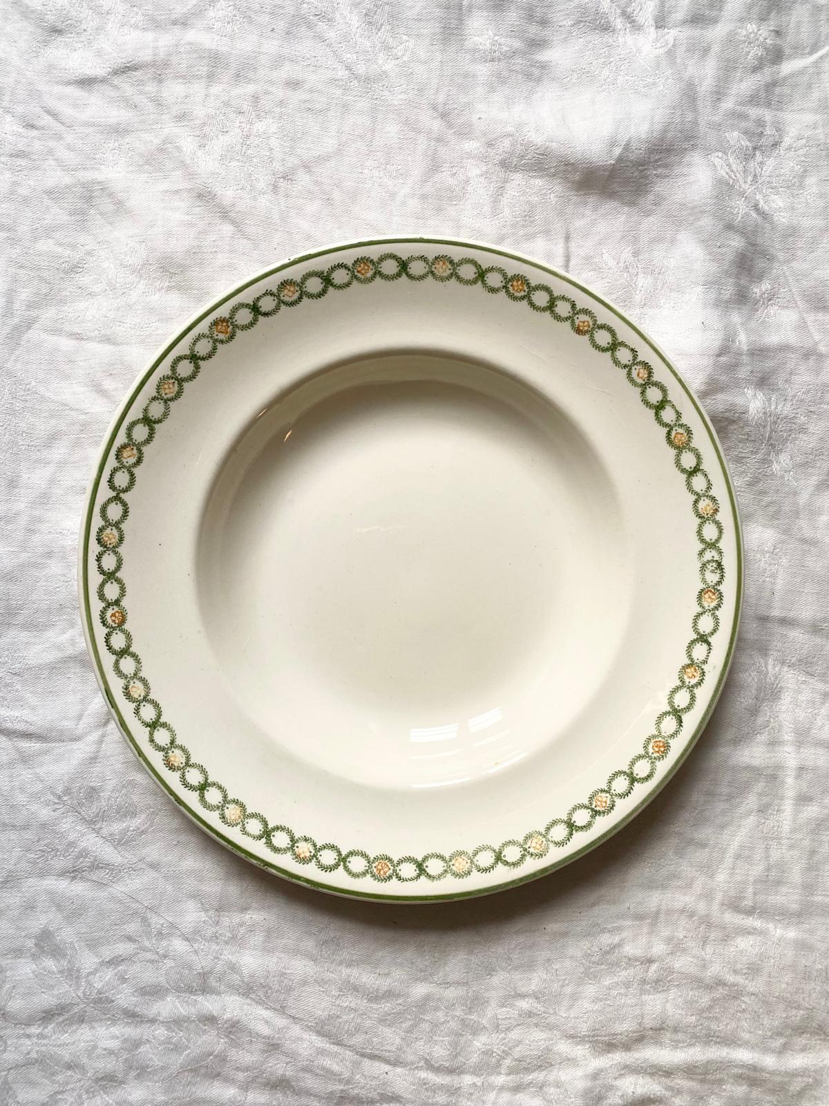 Assiette creuse en terre de fer verte et jaune de Longwy