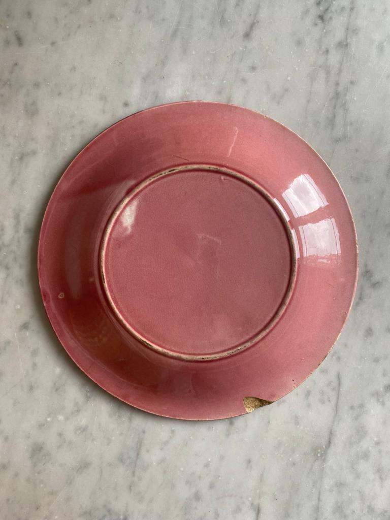 Assiette en barbotine rose vigne et raisin