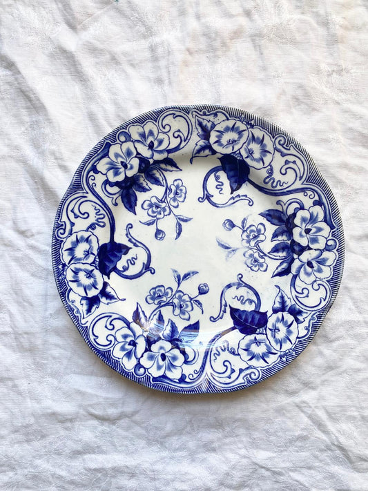 Assiette en terre de fer bleue Flora de Creil et Montereau