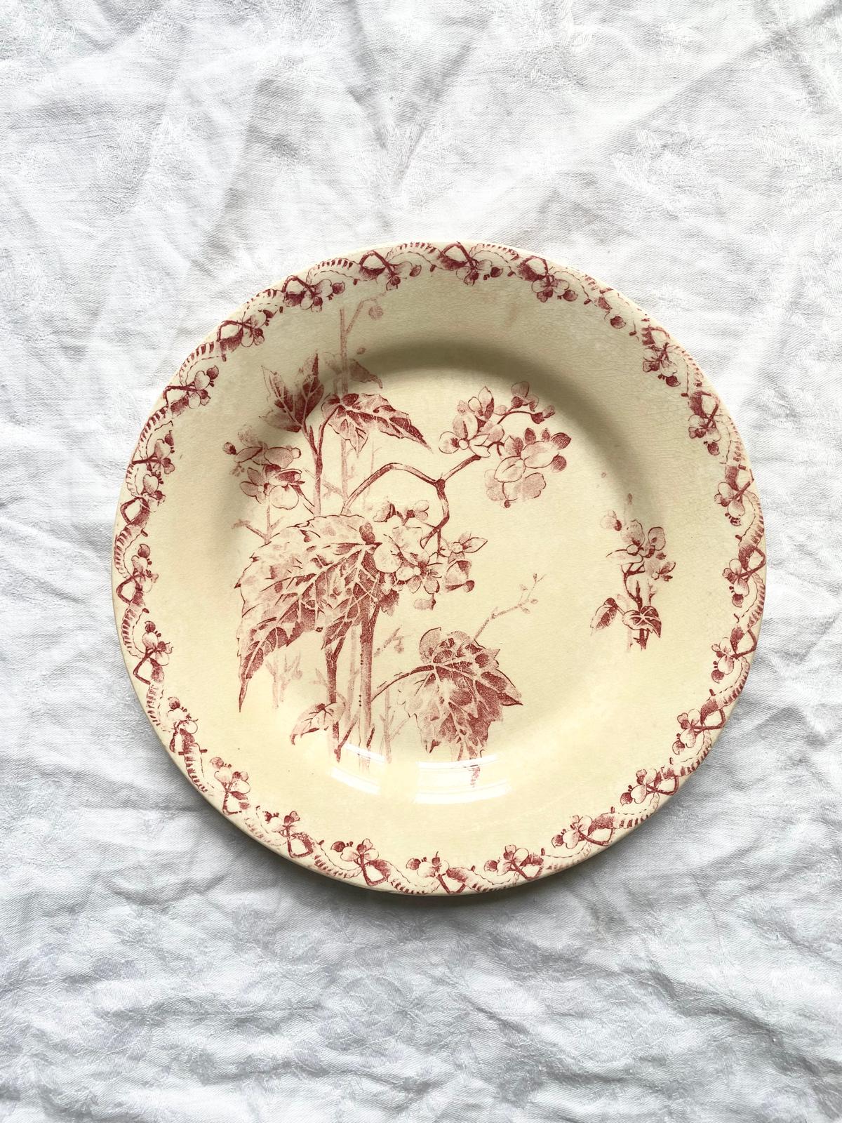 Assiette plate en terre de fer Bégonia de Gien