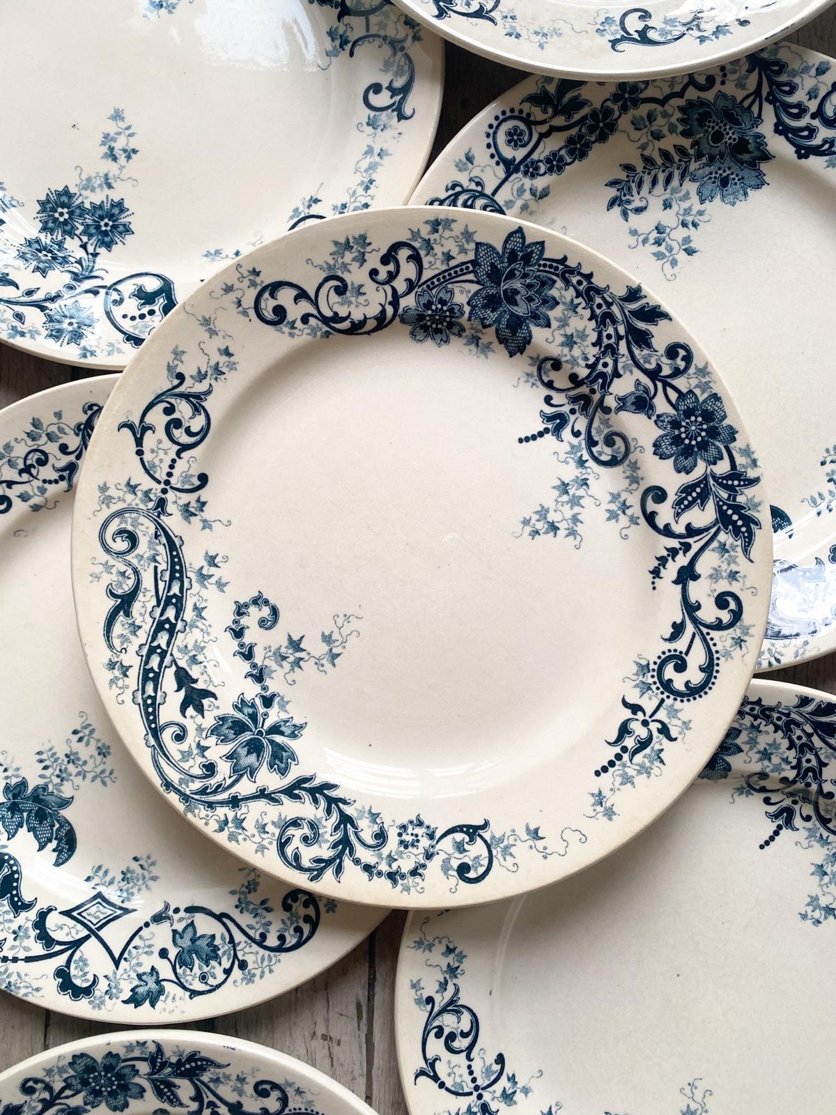 Assiette plate en terre de fer bleue Sévigné de HB & Cie