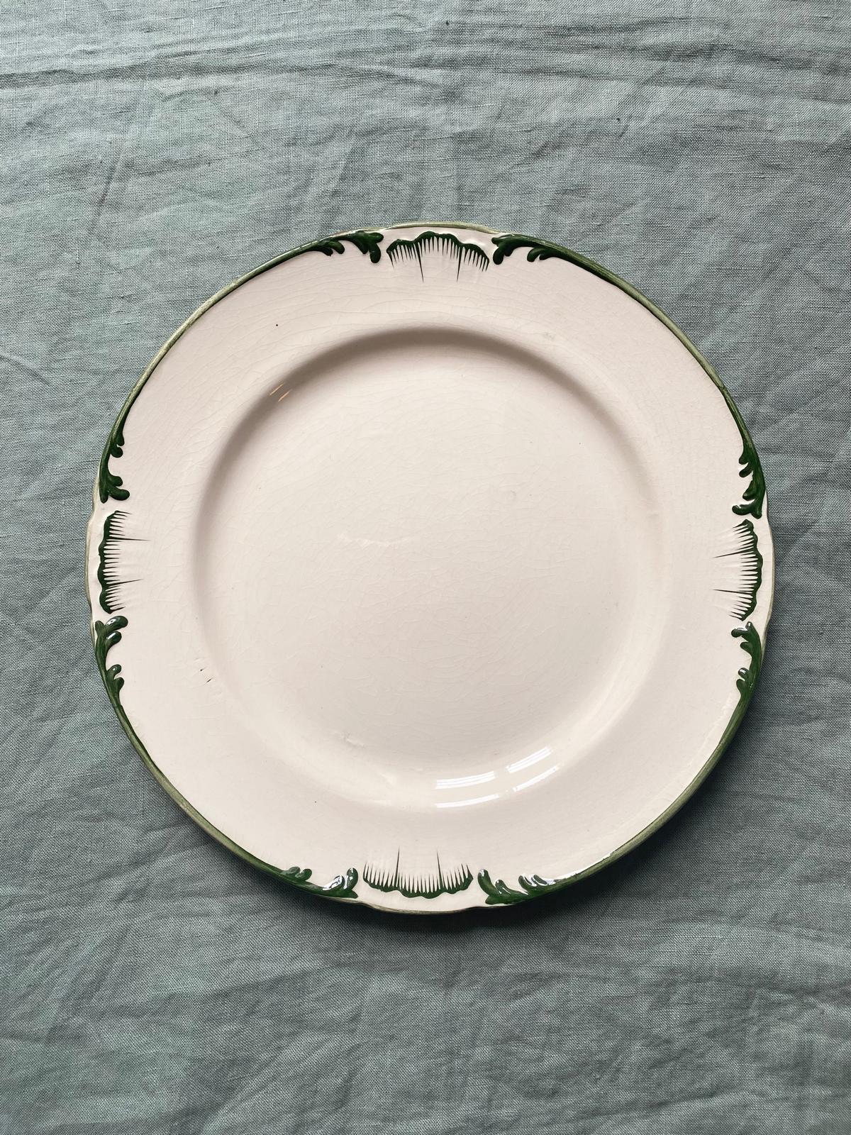 Assiette plate en terre de fer liseré vert Longchamp