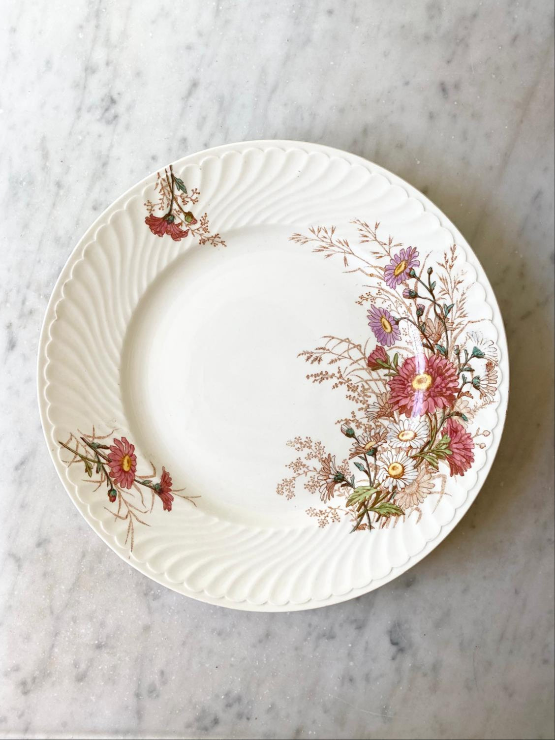 Assiette plate en terre de fer polychrome de Lunéville Reine Marguerite