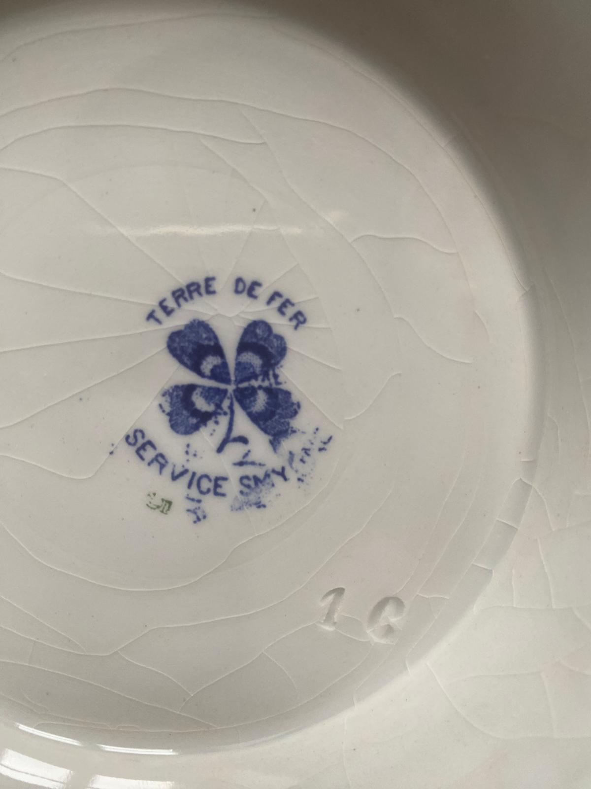 Assiette sur pied Smyrne terre de fer