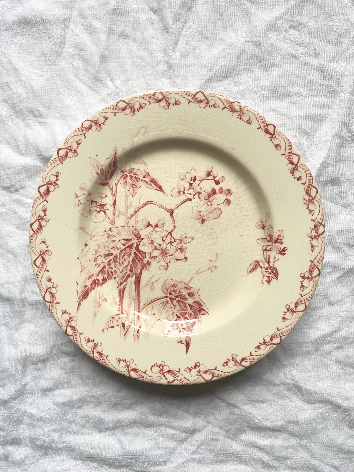 Assiette sur pied en terre de fer Bégonia de Gien