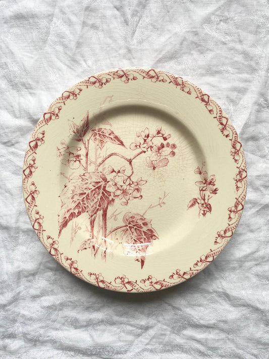 Assiette sur pied en terre de fer Bégonia de Gien