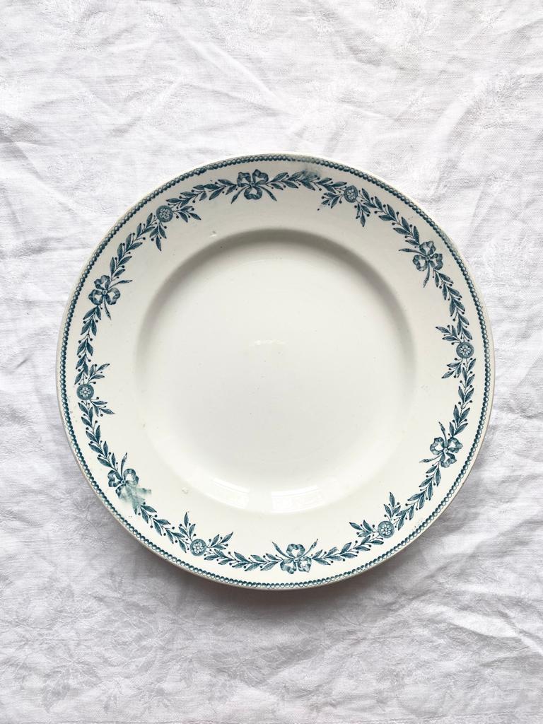Assiette sur pied en terre de fer Lauriers de St Amand