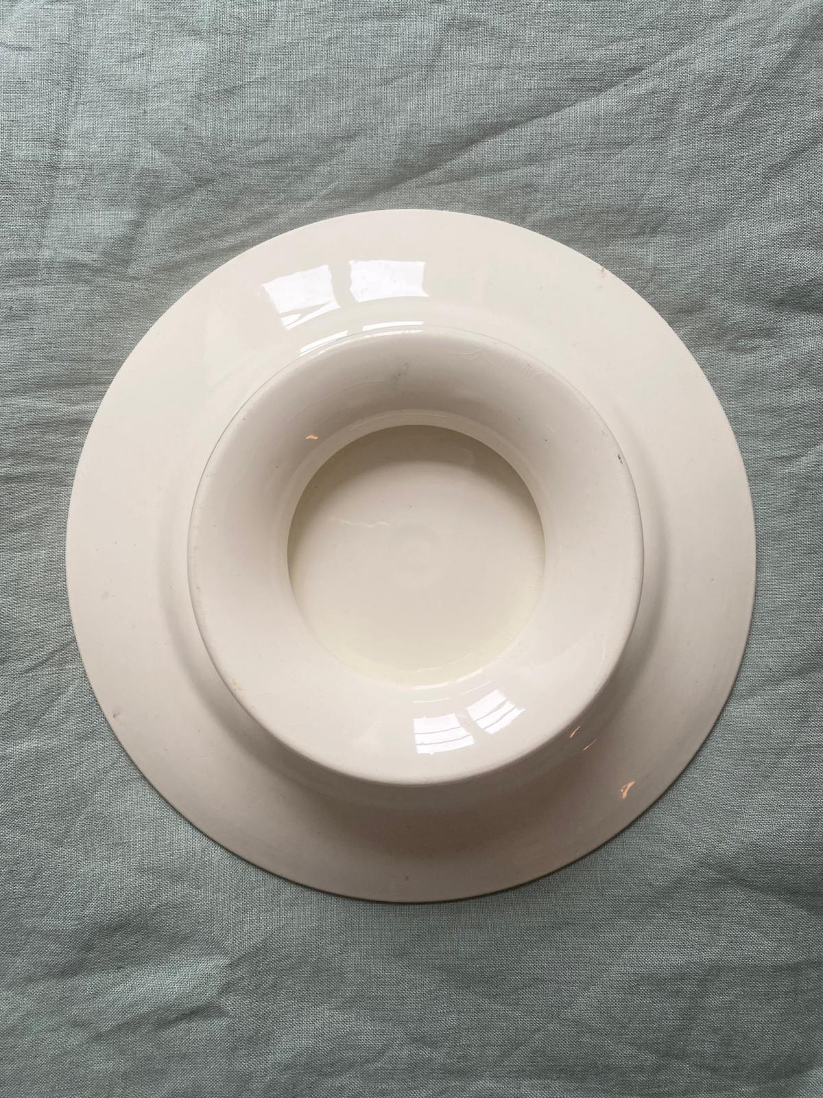 Assiette sur pied en terre de fer verte