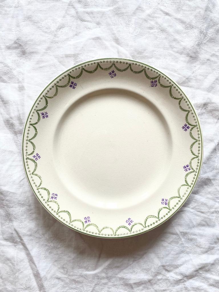 Assiette sur pied terre de fer Violetta de Longwy