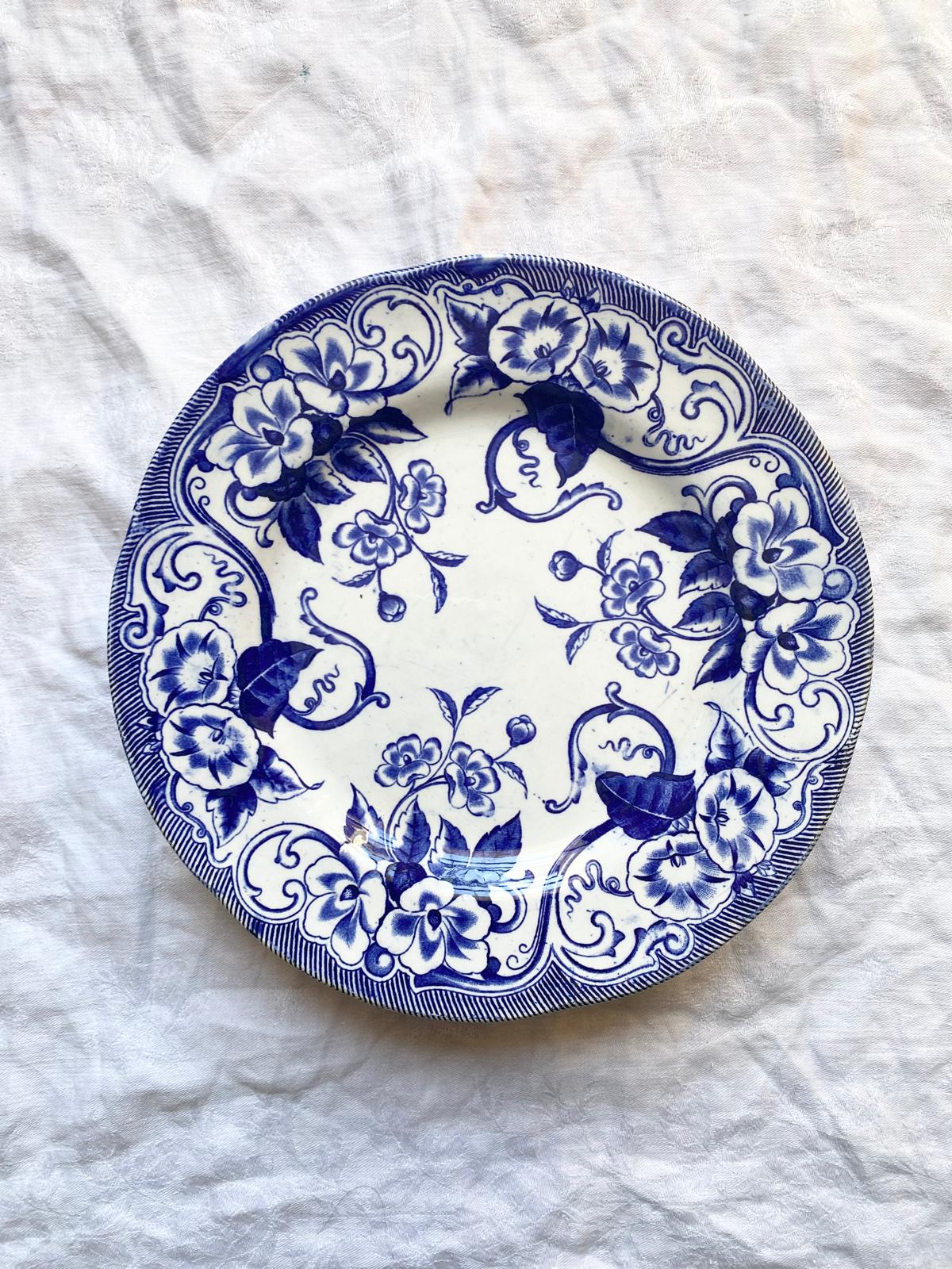 Assiette sur pied en terre de fer Flora de Longchamp