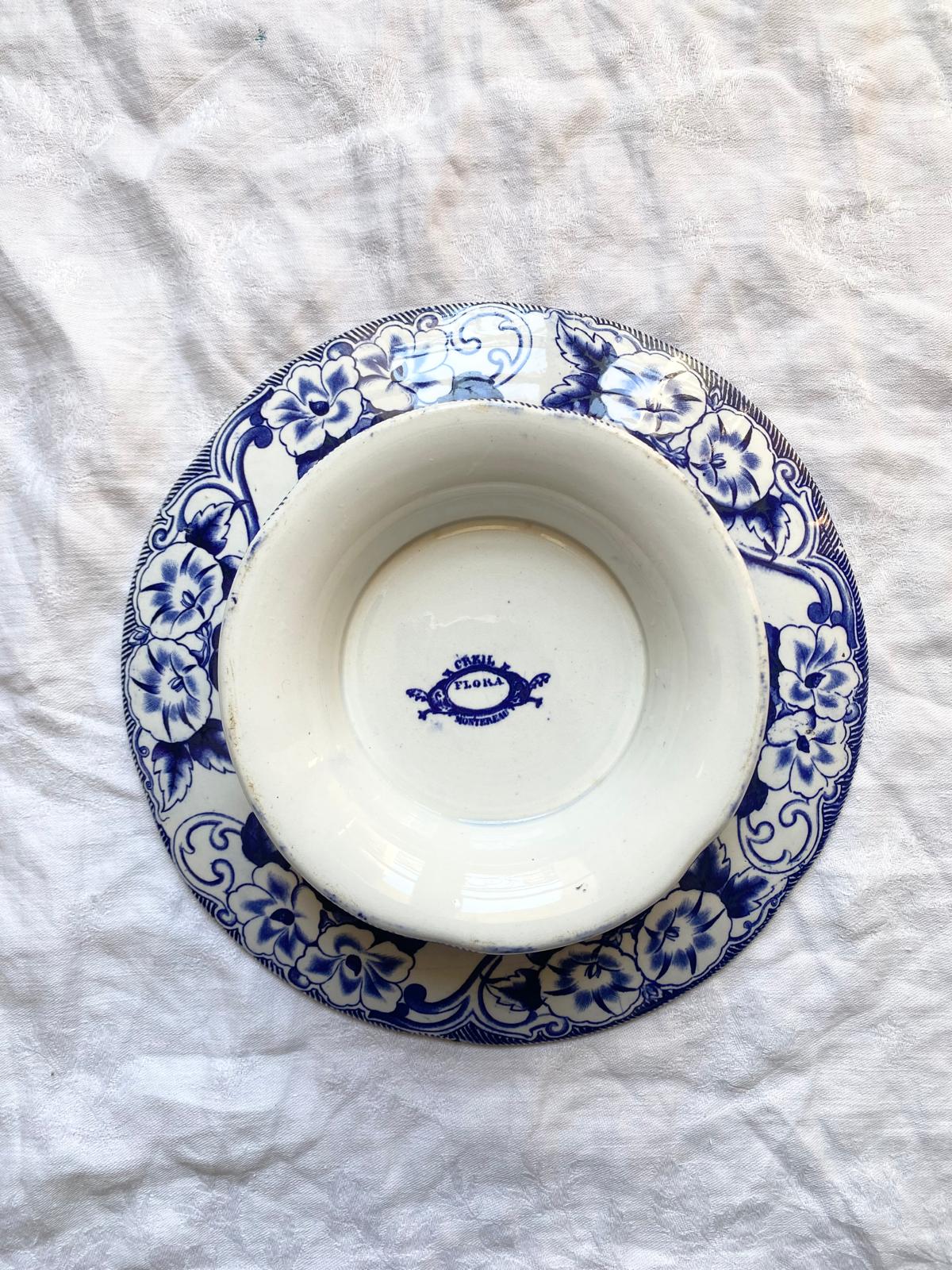 Assiette sur pied en terre de fer Flora de Longchamp