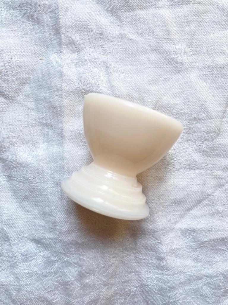 Coquetier en opaline rosée