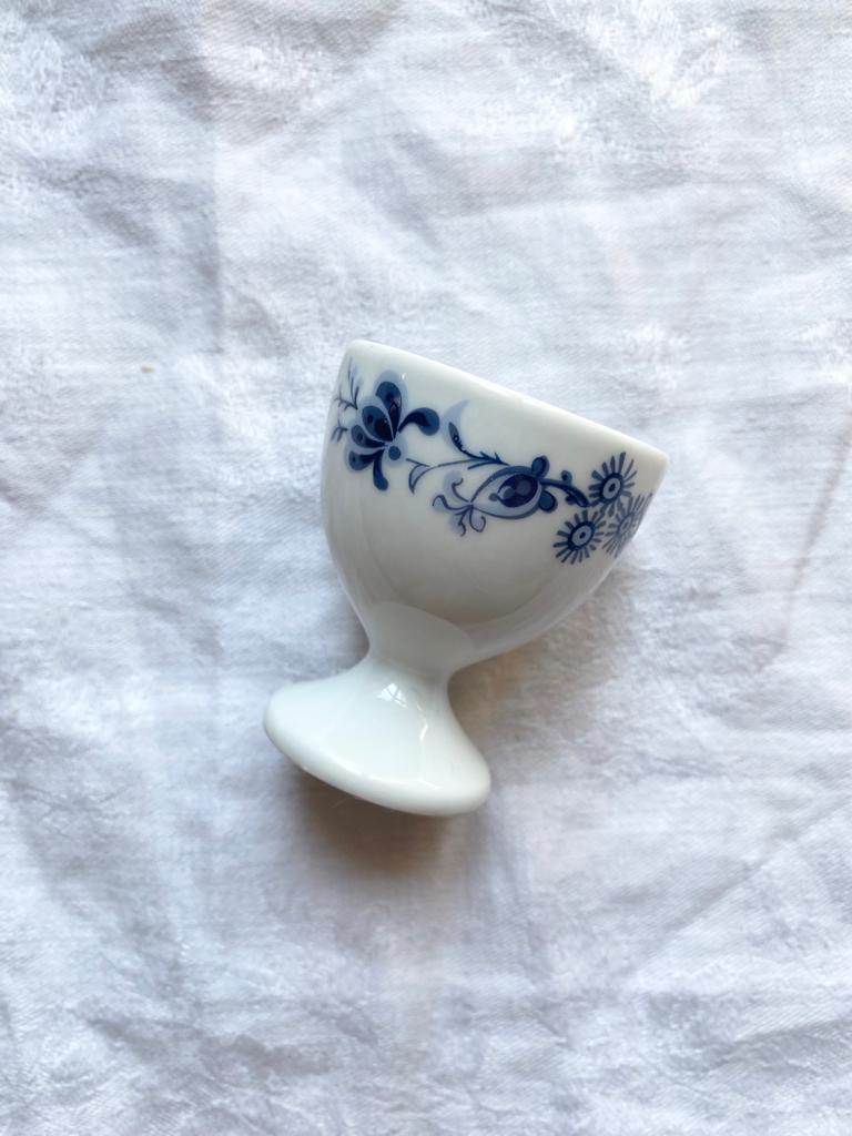 Coquetier en porcelaine à fleurs bleues