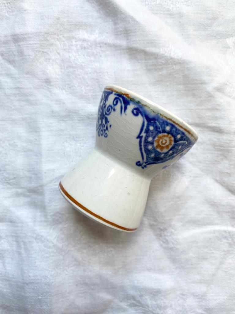 Coquetier en terre de fer bleue et orange