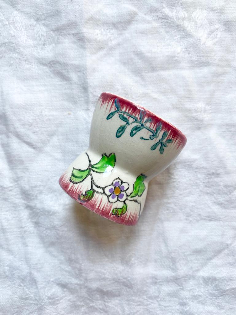 Coquetier fleurs violettes