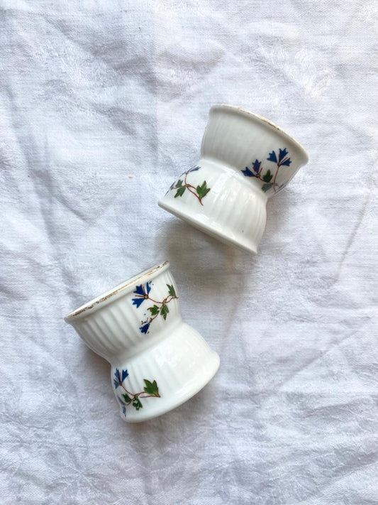 Lot de 2 coquetiers à fleurs de barbeaux porcelaine vintage