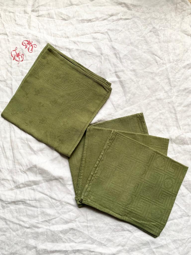 Lot de 4 serviettes anciennes teintes