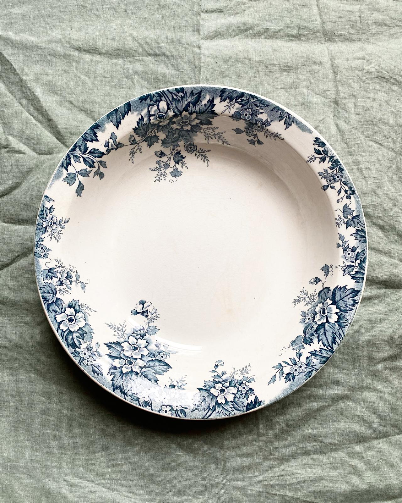 Plat creux en terre de fer bleue Marie-Louise de St Amand