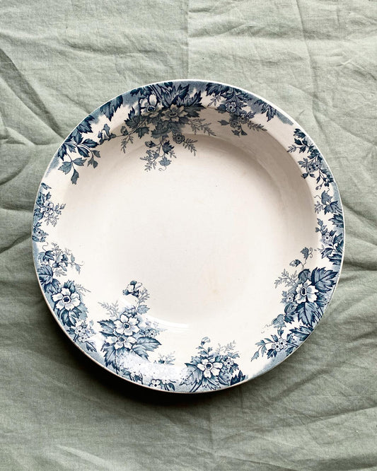 Plat creux en terre de fer bleue Marie-Louise de St Amand