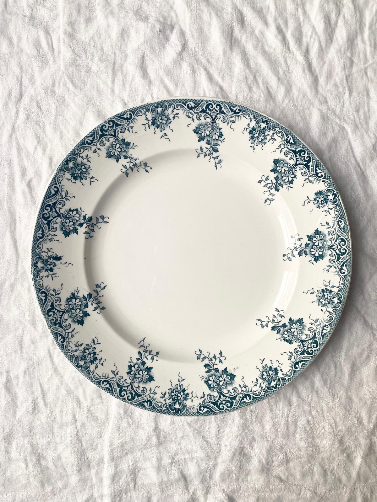 Plat rond en terre de fer bleue St Amand