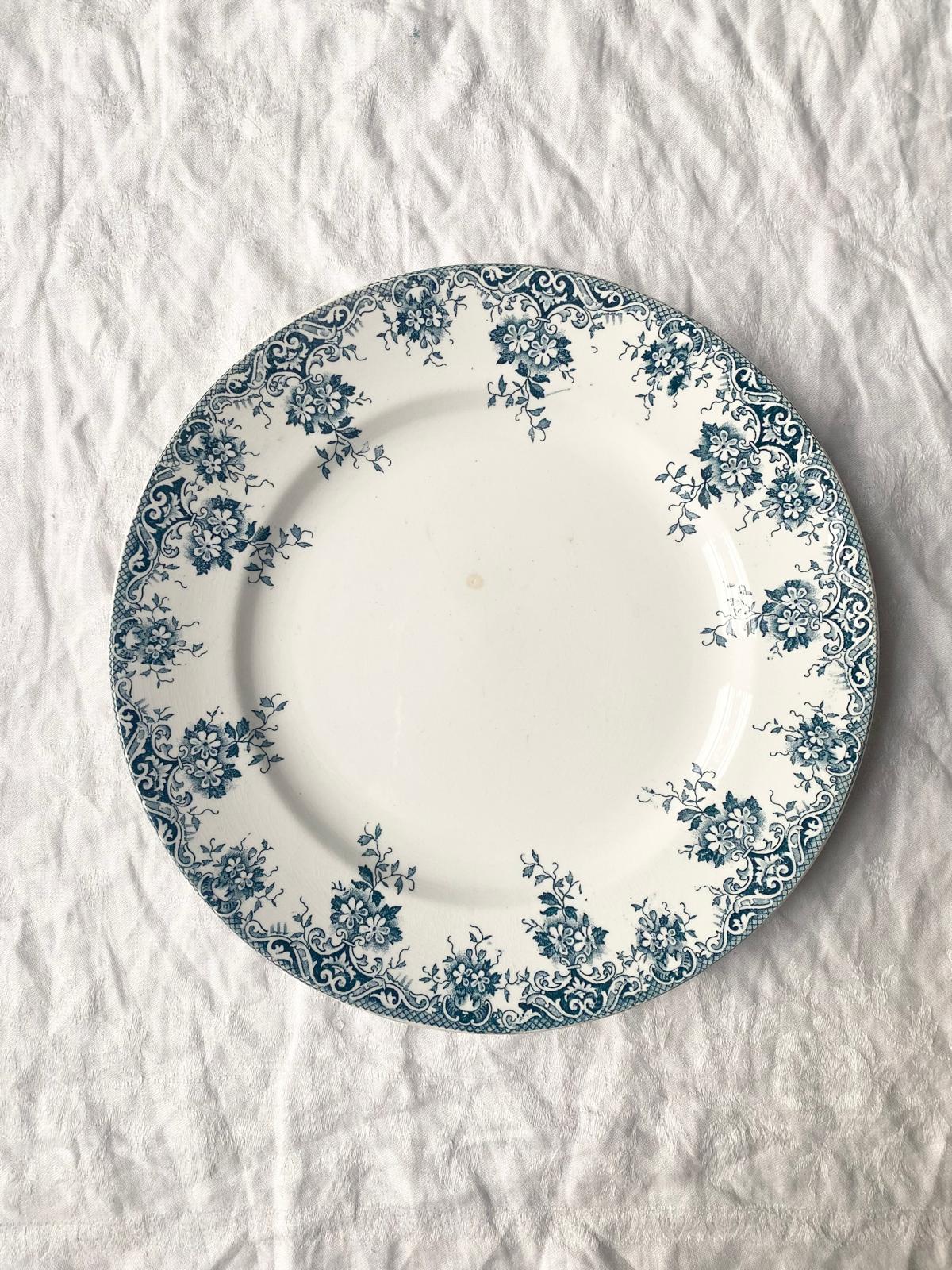 Plat rond en terre de fer bleue St Amand