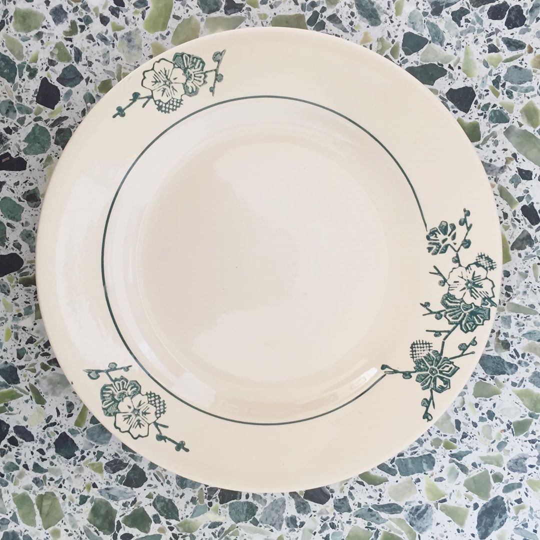 Assiettes au motif japonisant bleu et crème