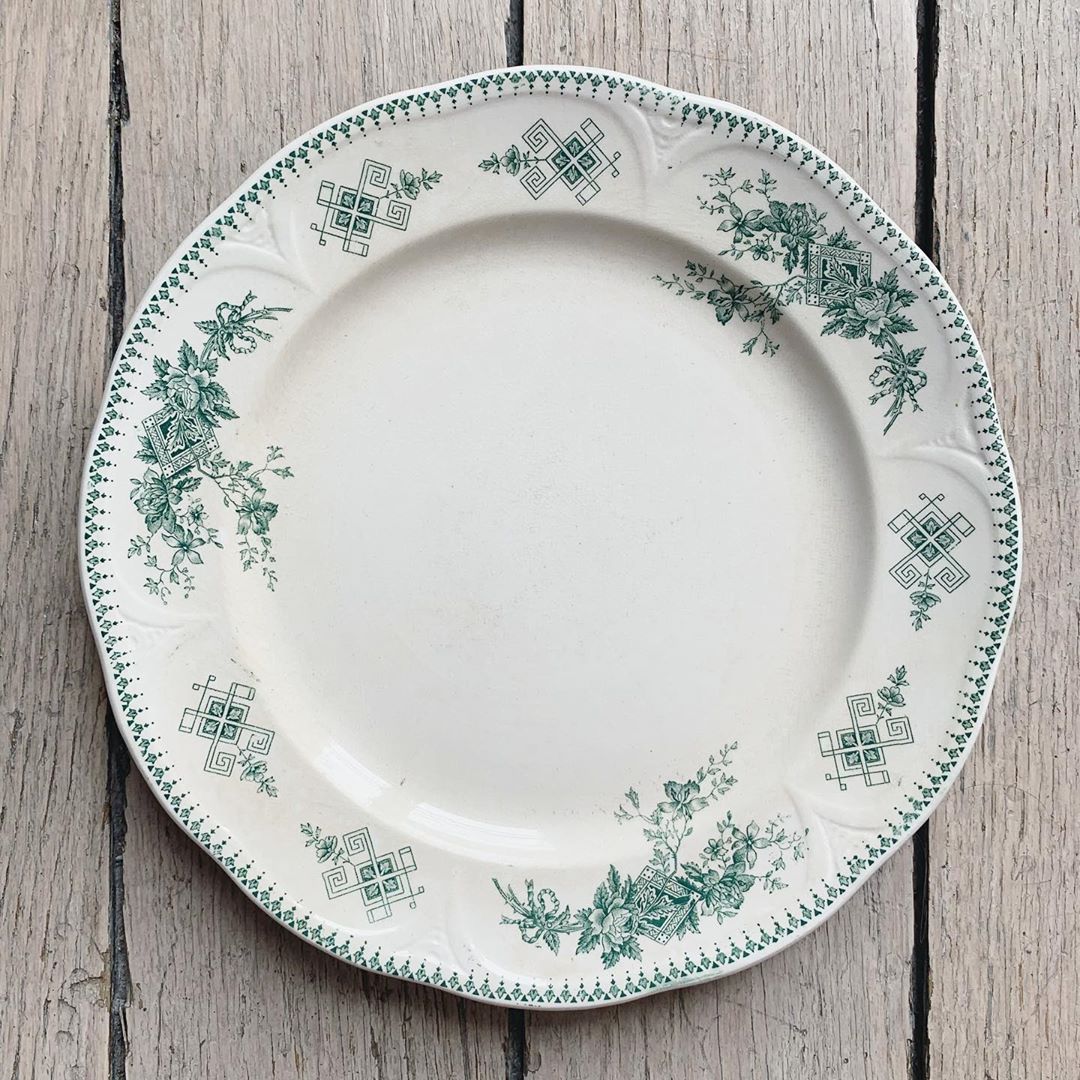Assiette en terre de fer modèle Duchesse Boch frères la Louvière