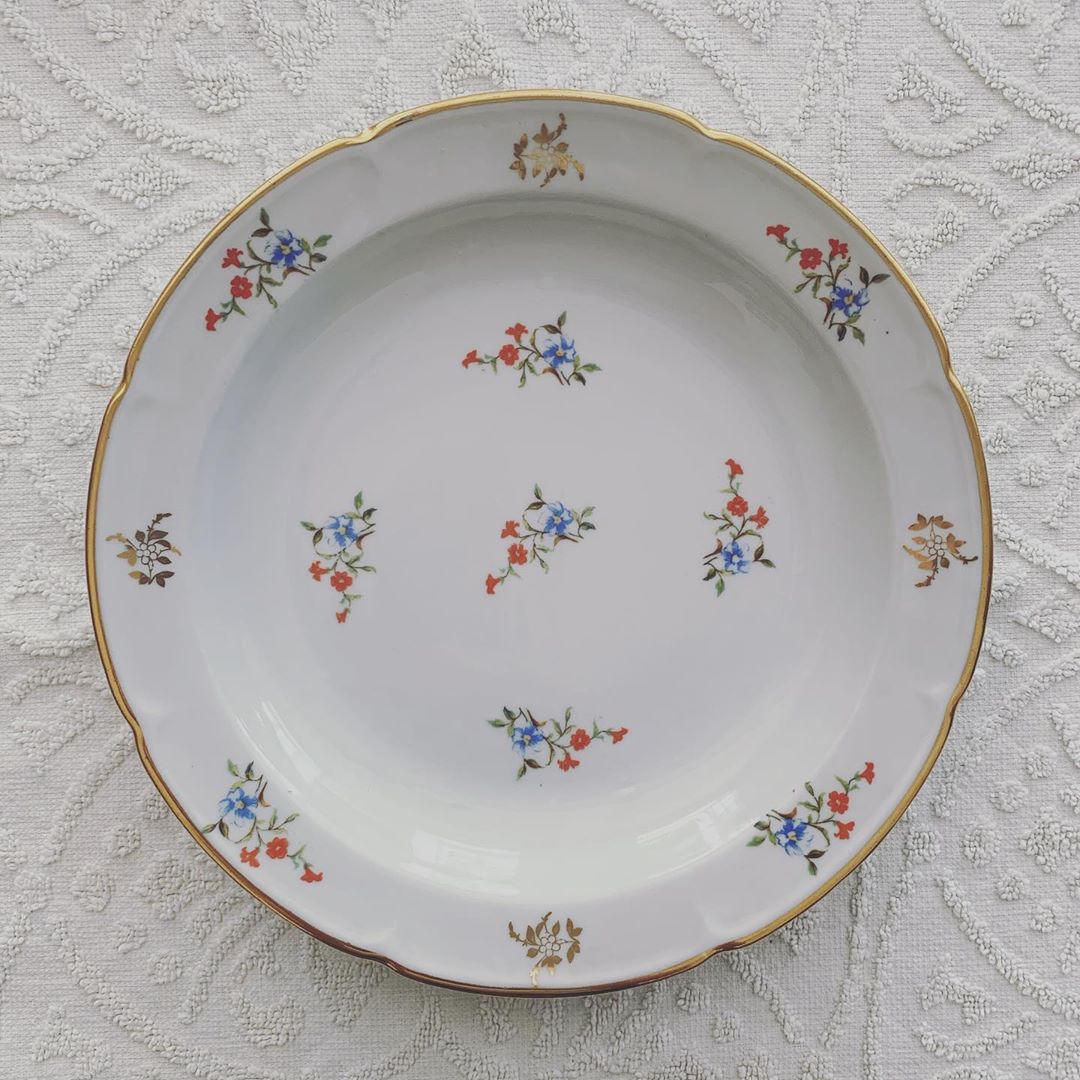 Assiettes creuses en porcelaine à petites fleurs