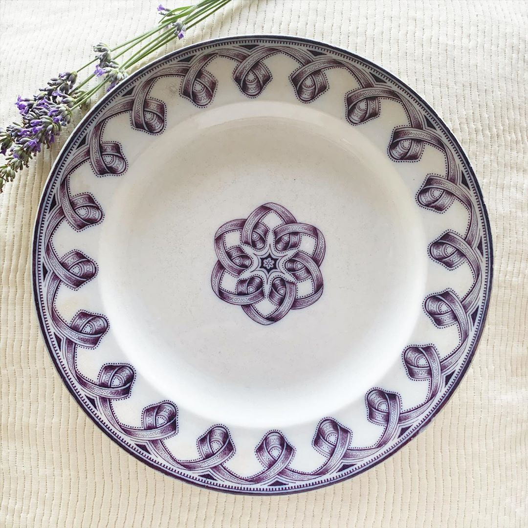Assiette plate terre de fer anglaise violette