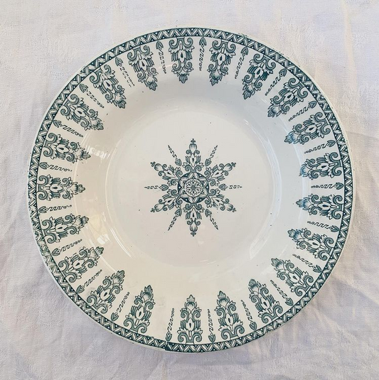 Assiette creuse en terre de fer, modèle Annam de Gien