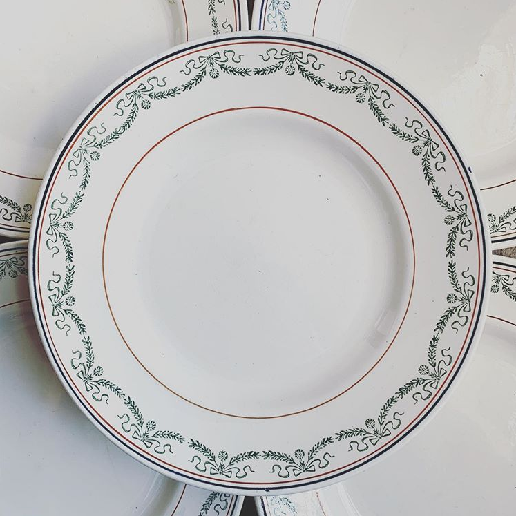 Assiette plate terre de fer modèle à noeuds St Amand
