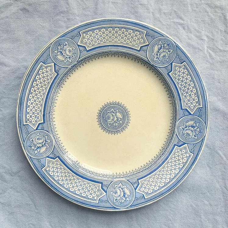 Assiettes plates terre de fer décor de roses bleues