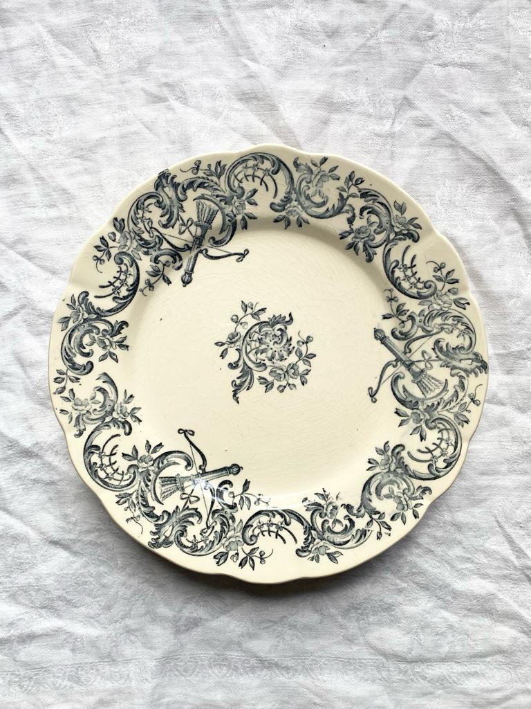 Ancienne assiette bleue delft florale pied douche terre de fer french Ancienne assiette bleue delft florale pied douche terre de fer french