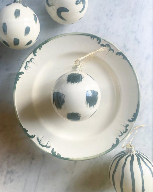 Assiette sur pied Longchamp verte terre de fer