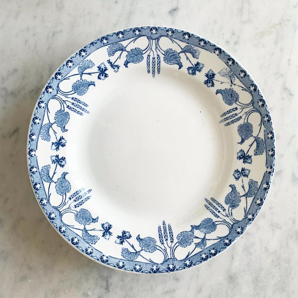 Assiette sur pied terre de fer Noisettes Sarreguemines bleue
