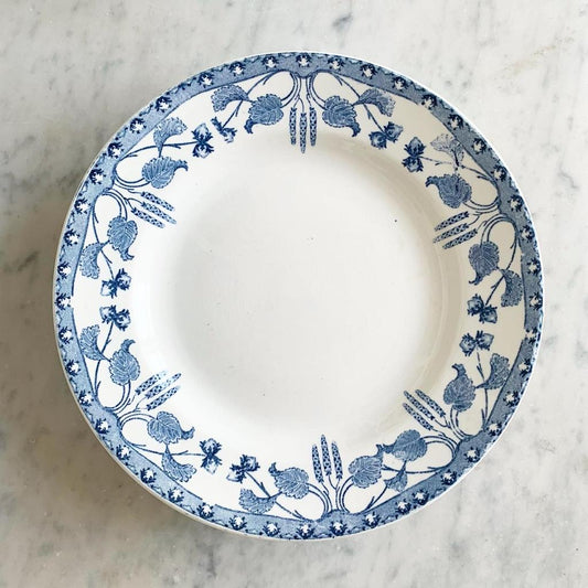 Assiette sur pied terre de fer Noisettes Sarreguemines bleue