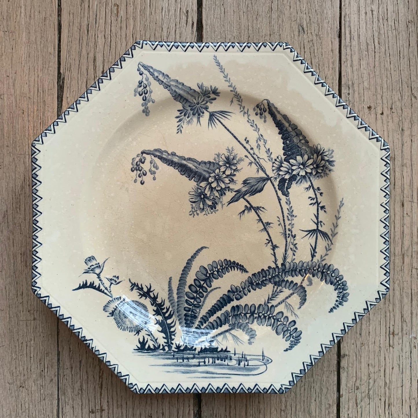 Assiette sur pied modèle Indiana terre de fer