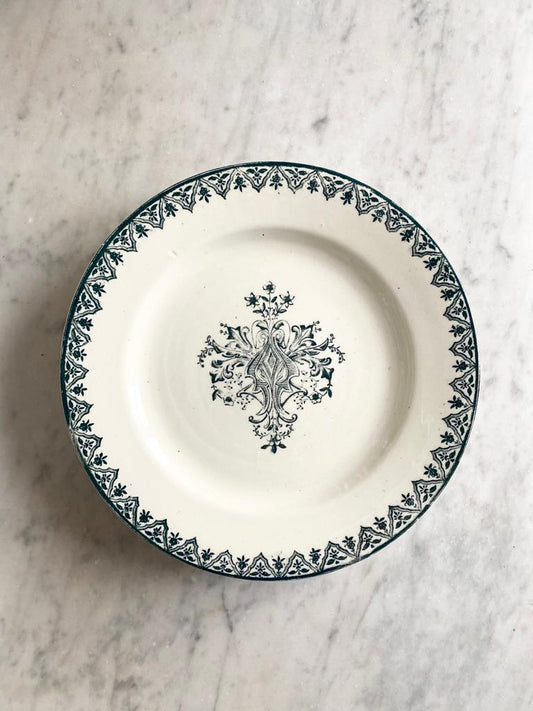 Assiettes sur pied en terre de fer Alhambra de Salins