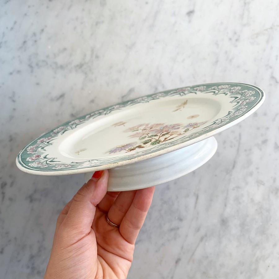 Assiette sur pied terre de fer polychrome René Creil et Montereau