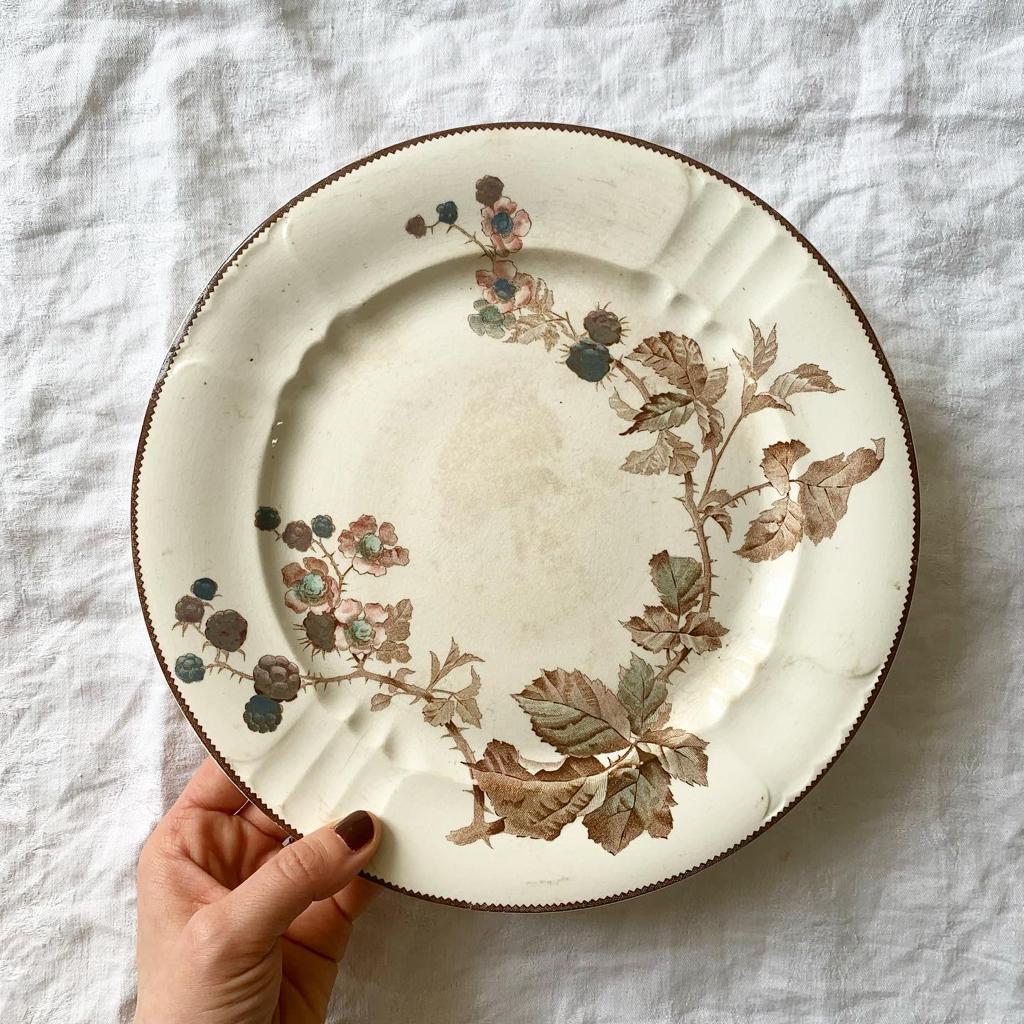 Assiette sur pied branches de Mures E. Bourgeois terre de fer polychrome