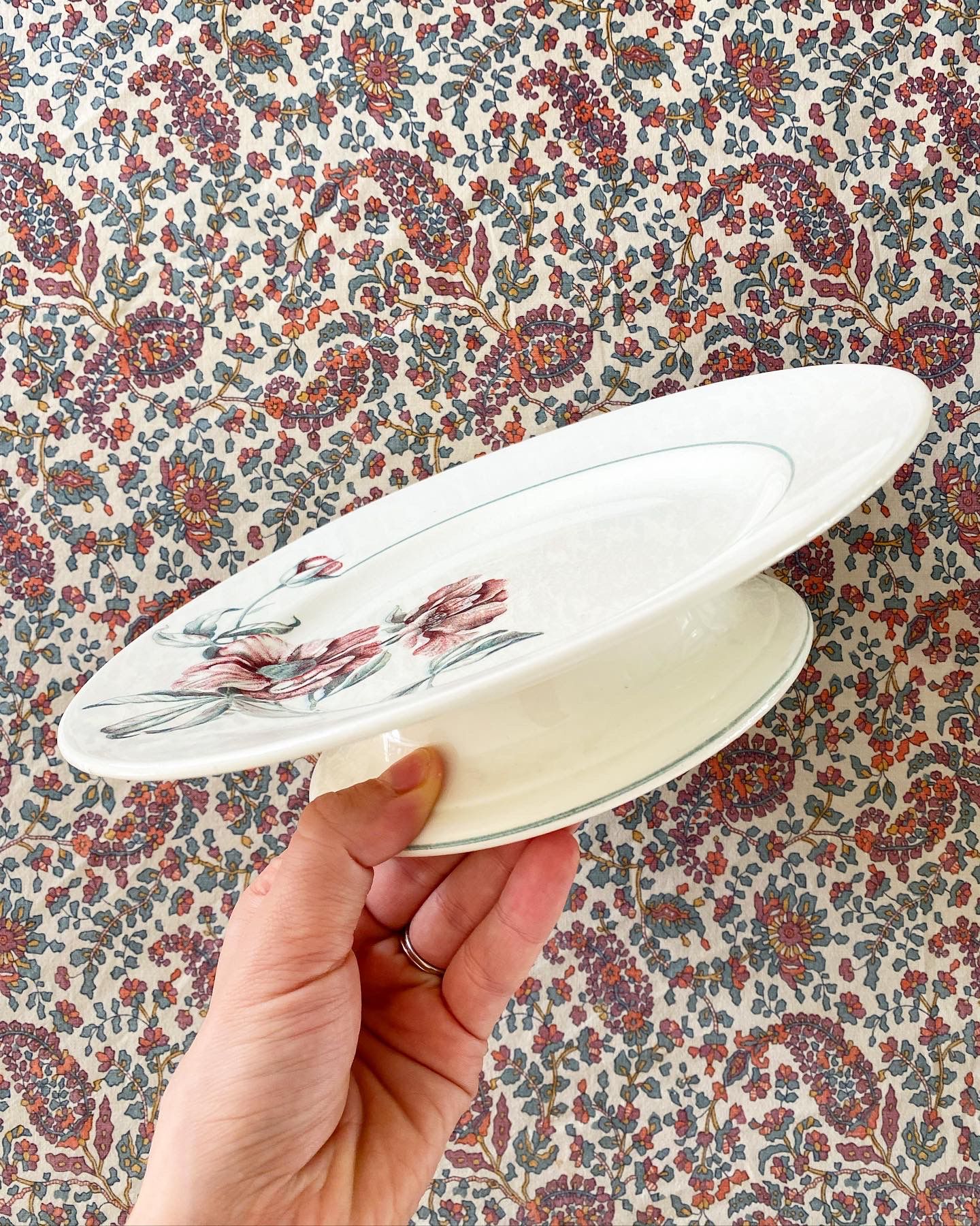 Assiette sur pied en terre de fer polychrome Simone de St Amand