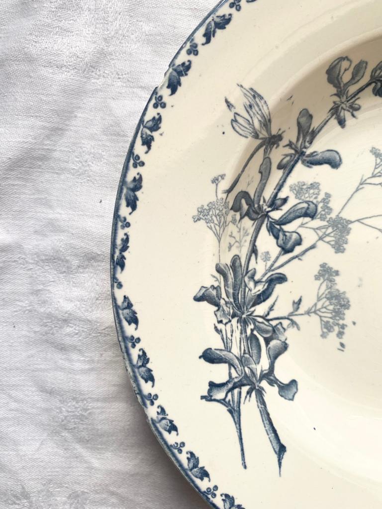 Assiette terre de fer creuse Carmen