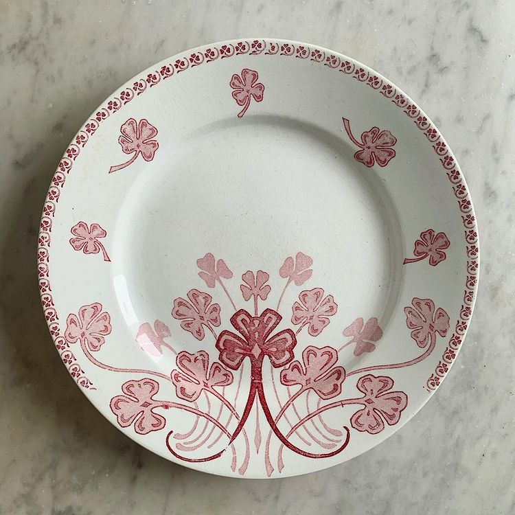 Assiette terre de fer rouge décor trèfle