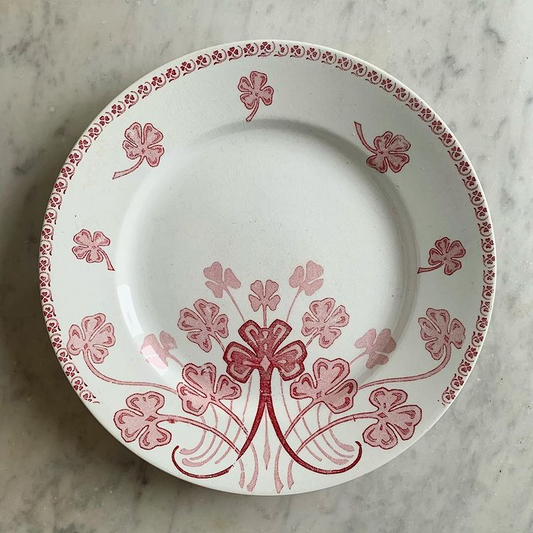 Assiette terre de fer rouge décor trèfle