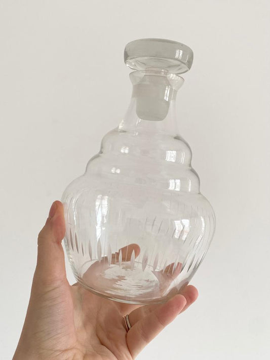 Carafe en verre ciselé