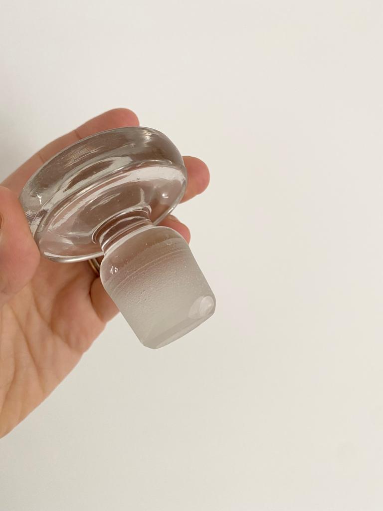 Carafe en verre ciselé