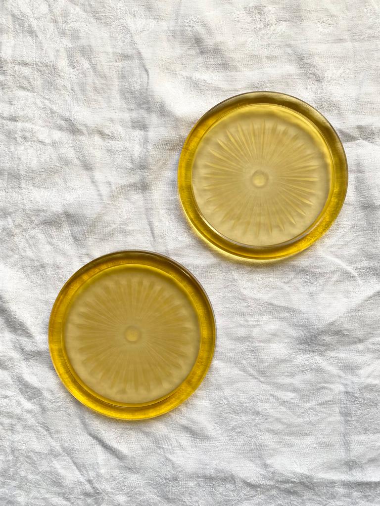 Dessous de bouteille en verre moulé jaune